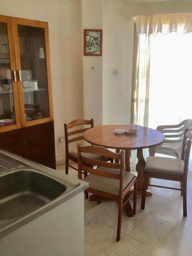 King Philips Apartment Paphos ภายนอก รูปภาพ